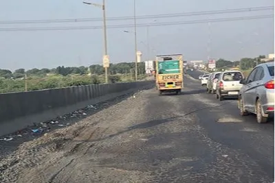બગોદરા બાવળા સનાથળ સુધી હાઈવે પર ખાડાને લીધે થતો ટ્રાફિકજામ