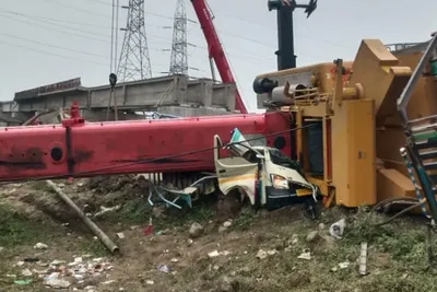 મધ્યપ્રદેશ  પીથમપુરમાં નિર્માણાધીન રેલ્વે પુલ પરથી વાહનો પર ક્રેન પડી  2 લોકોના મોત