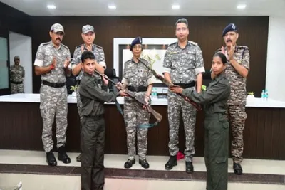 મહારાષ્ટ્રમાં ત્રણ નક્સલીઓએ આત્મસમર્પણ કર્યું  પોલીસ સમક્ષ હથિયારો મૂક્યા