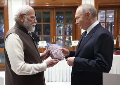pm મોદીએ પુતિનને ભેટમાં આપી રશિયન ભાષામાં લખાયેલી શ્રીમદ ભાગવત ગીતા