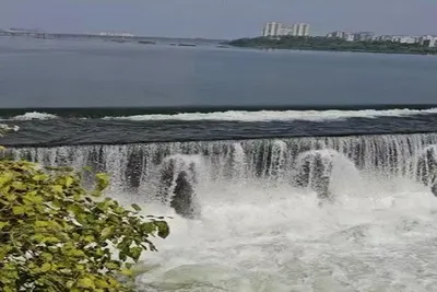 સુરતમાં તાપી નદીમાં પાણીની સપાટી ન ઘટતા કાઝવે છેલ્લા ચાર મહિનાથી બંધ