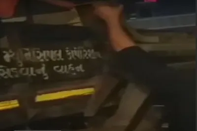 અમદાવાદના પશ્વિમ વિસ્તારમાં લારી ગલ્લા અને પાર્ક થતા વાહનોના દબાણો હટાવાયા