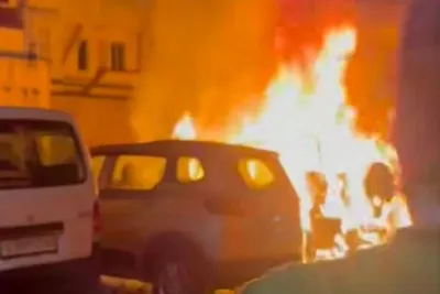 વડોદરામાં વારસિયા વિસ્તારમાં ત્રણ શખસોએ ત્રણ કાર અને રિક્ષાને આગ ચાંપી