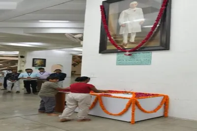 ગુજરાતઃ વિધાનસભા ખાતે પંડિત જવાહરલાલ નહેરુની જન્મજયંતી નિમિત્તે પુષ્પાંજલિ અર્પણ કરાઈ