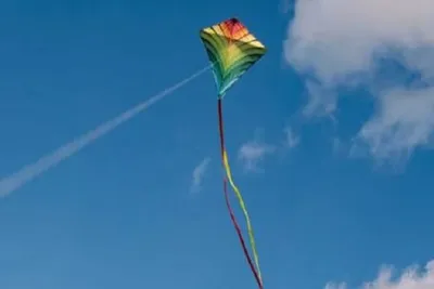 સુરતમાં ઓવરબ્રિજ પર પતંગની દોરી ભરાતા બાઈકચાલક યુવાન  મહિલા અને બાળક પટકાયાં