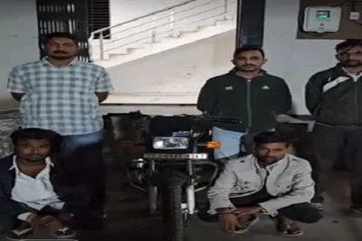 સુરતમાં મોબાઈલ ફોન ઝૂંટવીને બાઈક પર નાસી જતા બે સ્નેચર પકડાયા