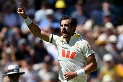 મિશેલ સ્ટાર્કે પિંક બોલ ડે નાઈટ ટેસ્ટમાં ઈતિહાસ રચ્યો  વસીમ અકરમના વર્લ્ડ રેકોર્ડની બરાબરી કરી