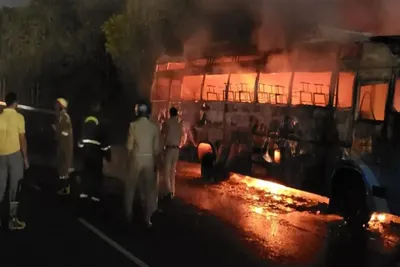 મુંબઈથી જાલના જતી લક્ઝરી બસમાં આગ  ડ્રાઈવરની સતર્કતાને કારણે 12 મુસાફરોનો જીવ બચ્યાં