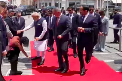 સાયપ્રસમાં કાઉન્સિલના સભ્યએ pm મોદીના ચરણ સ્પર્શ કર્યા