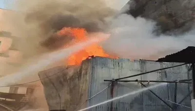 સુરતમાં મંડપના ગોદામમાં લાગેલી ભીષણ આગને બે કલાકની જહેમત બાદ કાબુમાં લેવાઈ