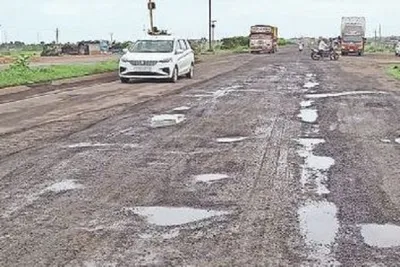 રાજકોટ જેતપુર હાઈવે પર ખાડારાજ  ટોલ વસુલાત સામે ભારે વિરોધ  કોંગ્રેસે કર્યો ચક્કાજામ