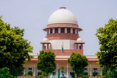 સુપ્રીમનો રેલવેથી વેધક સવાલ  ઑનલાઇન ટિકિટવાળા મુસાફરોને જ અકસ્માત વીમો કેમ 