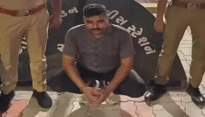 આણંદમાં પોલીસ હોવાની ઓળખ આપીને રોફ જમાવતો નકલી પોલીસમેન પકડાયો