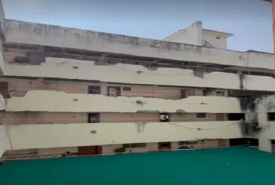 બનાસકાંઠા જિલ્લા પંચાયતના બિલ્ડિંગમાં ત્રીજા અને ચોથા માળે પોપડા પડ્યા