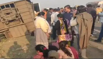 રાજકોટ જામનગર હાઈવે પર ધ્રોલ પાસે બસ અને ટ્રક વચ્ચે અકસ્માત  17 લોકો ઘવાયા