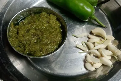 ફક્ત ૩ ઘટકોથી બનાવો ત્વરિત મસાલેદાર લીલા મરચાં લસણની ચટણી