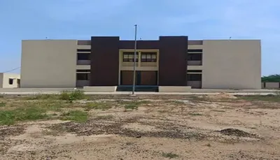 કચ્છના લખપતના ગુનેરીમાં સરકારી માધ્યમિક શાળાનું મકાન ઉદ્ઘાટનની રાહ જોઈ રહ્યુ છે