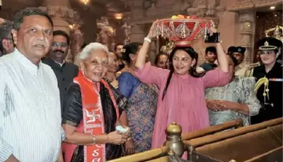 યુપીના રાજ્યપાલ આનંદીબેન પટેલે ખોડલધામ મંદિરમાં દર્શન કરી ધ્વજારોહણ કર્યું