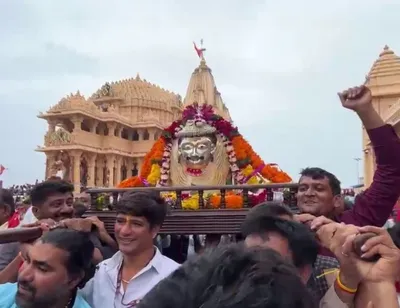 શ્રાવણના પ્રથમ સોમવારે  સોમનાથમાં નીકળી પાલખીયાત્રા  મોટી સંખ્યામાં શ્રદ્ધાળુઓ ઉમટ્યાં