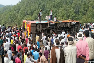 મધ્યપ્રદેશ  નર્મદા પરિક્રમા પર યાત્રાળુઓને લઈ જતી બસ પલટી  એક મહિલાનું મોત અને 55 લોકો ઘાયલ