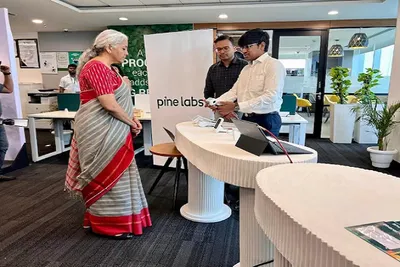 નાણામંત્રી સીતારમણે નોઈડામાં ડિજિટલ ફિનટેક કંપની  પાઈન લેબ્સ ના કાર્યાલયની મુલાકાત લીધી