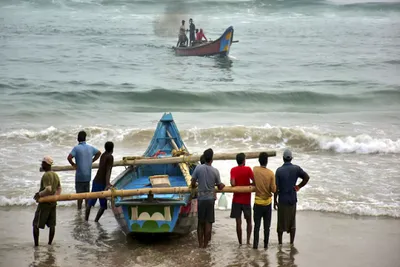 ચક્રવાત દાનાને પગલે કોસ્ટ ગાર્ડ હાઈ એલર્ટ પર