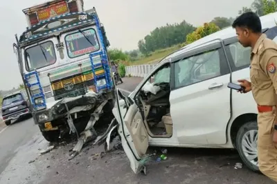 મધ્યપ્રદેશના ગુનામાં કાર ટ્રક સાથે અથડાતા ત્રણ મિત્રોના ઘટનાસ્થળે મોત