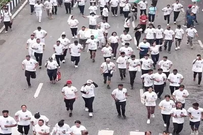 સુરતમાં રન ફોર યુનિટીમાં લોકોએ નાસ્તાને પેકેટ અને પાણીની બોટલો રસ્તાઓ પર ફેંકી