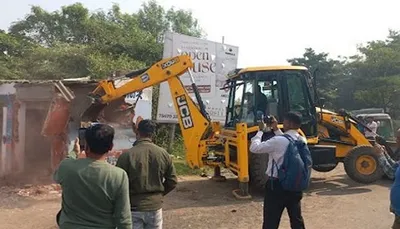 વડોદરાના અટલાદરા વિસ્તારમાં મ્યુનિનું મેગા ઓપરેશન  45 દૂકાનો અને 11 ઝૂંપડા તોડી પડાયા