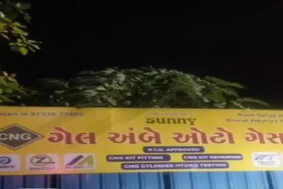 સુરતના નાના વરાછામાં ગેસ ગેરેજમાં લાગી આગ  લકઝરી કારોને નુકસાન