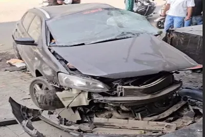 નવસારીમાં મોડી રાતે શ્વાનને બચાવવા જતા કાર ડિવાઈડર સાથે અથડાઈ  એકનું મોત