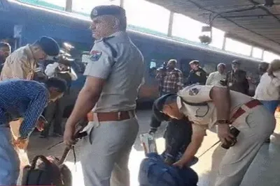 દિલ્હીમાં કારમાં થયેલા બ્લાસ્ટ બાદ ગુજરાતમાં પોલીસ એલર્ટ  ઠેર ઠેર ચેકિંગ હાથ ધરાયું