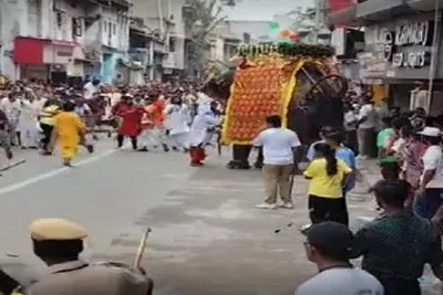 રથયાત્રામાં ગાંધી પોળ પાસે ત્રણ ગજરાજ બેકાબુ બન્યા  મહાવતે હાથી પર કાબુ મેળવ્યો