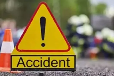 નાગપુરમાં માર્ગ અકસ્માત  કાર અને બસ વચ્ચે ટક્કર  ત્રણ લોકોના મોત