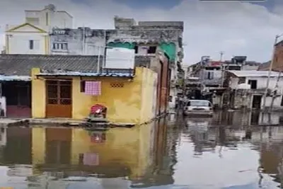 વડોદરામાં વરસાદે વિરામ લીધા બાદ ઘરોમાં ભરાયેલા પાણી ન ઉતરતા લોકોનો મ્યુનિ  સામે આક્રોશ