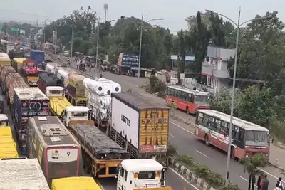 નાગપુરમાં ખેડૂત આંદોલનના કારણે 30 કિમી લાંબો ટ્રાફિક જામ  cm ફડણવીસ સાથે મુલાકાત