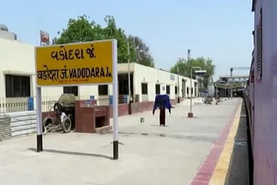 વડોદરા રેલવે સ્ટેશન પર ટ્રેનની બારીમાંથી લેડિઝ પર્સ ખેચીને ગઠિયો નાસી ગયો