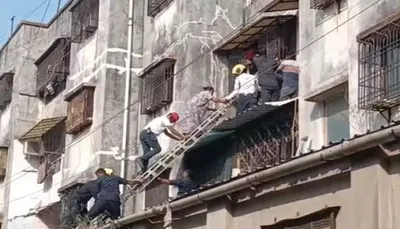 સુરતમાં ત્રણ માળના રહેણાંક બિલ્ડિંગનો દાદર ધડાકા સાથે તૂટી પડ્યો  19 લોકોનું રેસ્ક્યુ કરાયુ
