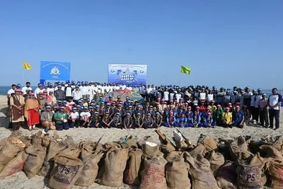 ભારતીય કોસ્ટ ગાર્ડ દ્વારા ઓખા બીચ પર સફાઈ અભિયાન હાથ ધરાયું