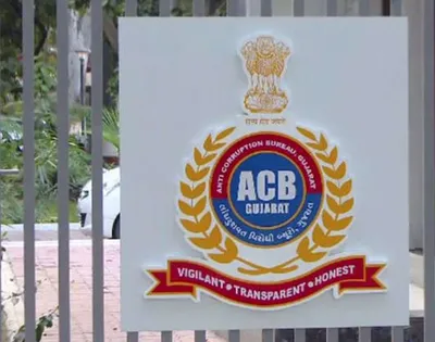 ભાવનગરમાં વિસ્તરણ અધિકારી વતી 1 50 લાખની લાંચ લેતા કોન્સ્ટેબલ સહિત બે પકડાયા