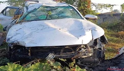 દાહોદ હાઈવે પર ભથવાડા ટોલનાકા નજીક પૂરફાટ ઝડપે કાર રેલિંગ કૂદીને ફંગોળાઈ