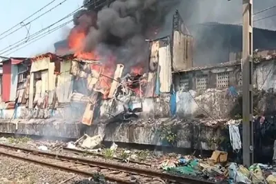 મુંબઈ  ધારાવીમાં ઝૂંપડપટ્ટીમાં આગ લાગી  માહિમ અને બાંદ્રા વચ્ચેની ટ્રેન સેવાઓ ખોરવાઈ