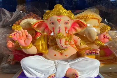 નવસારીઃ ગણેશ ઉત્સવ માટે બંગાળી કારીગરો દ્વારા ઇકો ફ્રેન્ડલી પ્રતિમાઓનું નિર્માણ