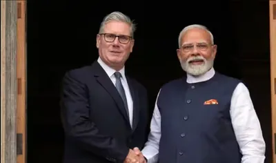 નરેન્દ્ર મોદી બ્રિટનના pm કીર સ્ટાર્મરને મળ્યાં  બંને દેશ વચ્ચે ફ્રી ટ્રેડ ડીલ ઉપર હસ્તાક્ષર કરાયાં