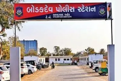 અમદાવાદના સિન્ધૂનગર રોડ પર નાણા ઉઘરાવવાના મુદ્દે વ્યંડલો બાખડી પડ્યાં