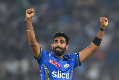 બુમરાહની અનોખી સિદ્ધિ  ક્રિકેટના ત્રણેય ફોર્મેટમાં 100 100 વિકેટ લેનાર પ્રથમ ભારતીય બોલર બન્યો