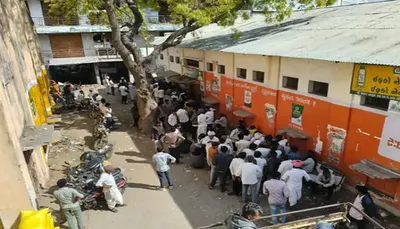 થરાદમાં રવિ સીઝનના ટાણે જ ખાતરની તંગી  ખેડૂતોની લાંબી કતારો લાગી