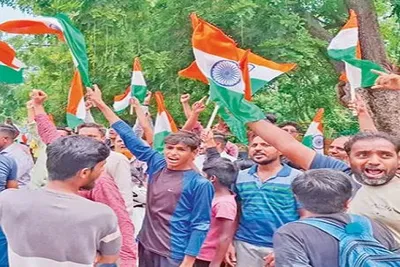 નડિયાદ મ્યુનિ કોર્પોરેશન કચેરીના સત્તાધિશોને ઢંઢોળવા લોકોએ હાથમાં તિરંગા લઈને દેખાવો કર્યો