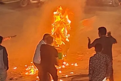 અમદાવાદમાં યુવતી સામે જ યુવકે પેટ્રોલ છાંટી આગ લગાવી  યુવકનું મોત  યુવતી બેભાન