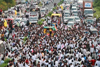 નાગપુરમાં ખેડૂતોનો લોન માફી માટે વિરોધ યથાવત  ટ્રાફિક જામ કરીને ટ્રેનો રોકવાની ચીમકી આપી